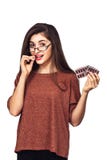 La jeune fille heureuse se tient dans des ses mains et dans ses capsules de dents de médicament dans un habillage transparent photo stock La jeune fille heureuse se tient dans des ses mains et dans ses capsules de dents de médicament dans un habillage transparent photo stock