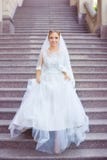 La jeune mariée dans une robe blanche dans l'appartement image libre de droits La jeune mariée dans une robe blanche dans l'appartement image libre de droits