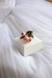 La jeune mariée juge la boîte d'anneau de mariage disponible images stock La jeune mariée juge la boîte d'anneau de mariage disponible images stock