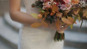La jeune mariée tient le beau bouquet de mariage de différentes fleurs Bouquet nuptiale le jour du mariage Bouquet de beau banque de vidéos La jeune mariée tient le beau bouquet de mariage de différentes fleurs Bouquet nuptiale le jour du mariage Bouquet de beau banque de vidéos