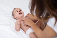 La jeune mère fait le massage pour son bébé photos stock La jeune mère fait le massage pour son bébé photos stock