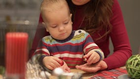 La jeune mère mignonne et un bébé ont l'amusement dans la cuisine moderne Maman jouant avec l'enfant, sucrerie ronde de rotation banque de vidéos La jeune mère mignonne et un bébé ont l'amusement dans la cuisine moderne Maman jouant avec l'enfant, sucrerie ronde de rotation banque de vidéos