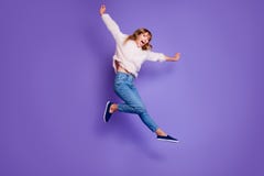 La jeunesse de l'adolescence active énergique mignonne d'adolescent de taille du corps de photo intégrale de vue ont des vacances images libres de droits La jeunesse de l'adolescence active énergique mignonne d'adolescent de taille du corps de photo intégrale de vue ont des vacances images libres de droits