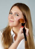 La jolie application de femme composent avec la brosse images libres de droits La jolie application de femme composent avec la brosse images libres de droits