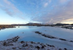 La laguna azul en Islandia El agua azul entre el ston de la lava fotos de archivo La laguna azul en Islandia El agua azul entre el ston de la lava fotos de archivo