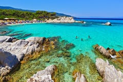 La laguna meravigliosa del mare con chiare acqua del turchese, montagne e pianta a fondo assomiglia ad un paradiso fotografia stock libera da diritti La laguna meravigliosa del mare con chiare acqua del turchese, montagne e pianta a fondo assomiglia ad un paradiso fotografia stock libera da diritti