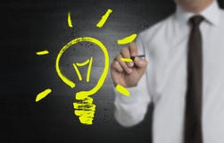La lampadina è dipinta dall'uomo d'affari sullo schermo immagine stock libera da diritti La lampadina è dipinta dall'uomo d'affari sullo schermo immagine stock libera da diritti