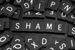 La lettera nera piastrella l'ortografia la parola & del x22; shame& x22; immagine stock libera da diritti La lettera nera piastrella l'ortografia la parola & del x22; shame& x22; immagine stock libera da diritti
