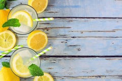 La limonata dell'estate, la vista superiore, lato rasenta il legno blu fotografie stock libere da diritti La limonata dell'estate, la vista superiore, lato rasenta il legno blu fotografie stock libere da diritti