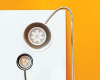 La linterna de la lámpara brilla el fondo blanco de la linterna de LED del primer alrededor del amarillo negro dos de la tabla de foto de archivo La linterna de la lámpara brilla el fondo blanco de la linterna de LED del primer alrededor del amarillo negro dos de la tabla de foto de archivo