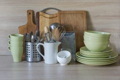 La loza, el vajilla, los utensilios y otra diversa materia en tablero de madera Todavía de la cocina vida como fondo para el dise imagenes de archivo La loza, el vajilla, los utensilios y otra diversa materia en tablero de madera Todavía de la cocina vida como fondo para el dise imagenes de archivo