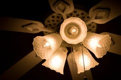 La luce è sistemata intorno ad una finestra circolare nel soffitto di una sala da pranzo che della senior-residenza la luce artif fotografia stock libera da diritti La luce è sistemata intorno ad una finestra circolare nel soffitto di una sala da pranzo che della senior-residenza la luce artif fotografia stock libera da diritti