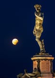 La luna en sus pies imagen de archivo La luna en sus pies imagen de archivo