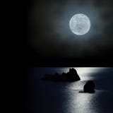La lune se lèvent vers le haut au-dessus de l'océan image libre de droits La lune se lèvent vers le haut au-dessus de l'océan image libre de droits