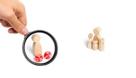 La lupa está mirando a la gente se está colocando cerca de dados La familia se coloca cerca de los cubos de los dados El concepto foto de archivo La lupa está mirando a la gente se está colocando cerca de dados La familia se coloca cerca de los cubos de los dados El concepto foto de archivo