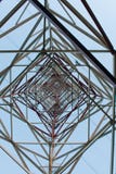 La línea ayuda de 750 kilovoltios es una distribución y una transmisión de poder imagen de archivo libre de regalías La línea ayuda de 750 kilovoltios es una distribución y una transmisión de poder imagen de archivo libre de regalías