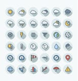 La línea fina iconos del color plano del vector fijó con símbolos del esquema del tiempo y del meteo stock de ilustración La línea fina iconos del color plano del vector fijó con símbolos del esquema del tiempo y del meteo stock de ilustración