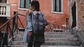 La macchina fotografica segue la bella donna di blogger di viaggio che cammina con la macchina fotografica sulle scale in via di archivi video La macchina fotografica segue la bella donna di blogger di viaggio che cammina con la macchina fotografica sulle scale in via di archivi video
