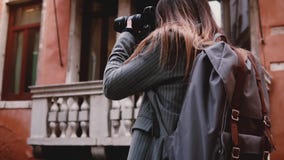 La macchina fotografica segue la bella donna turistica sorridente che prende la foto con la macchina fotografica professionale ne video d archivio La macchina fotografica segue la bella donna turistica sorridente che prende la foto con la macchina fotografica professionale ne video d archivio