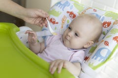 La madre allatta al seno il bambino nella camera da letto immagini stock La madre allatta al seno il bambino nella camera da letto immagini stock
