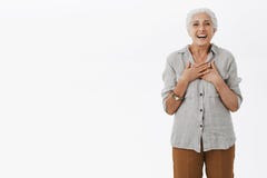 La madre anziana ha sorpreso piacevolmente vedere i nipoti visitarla Ritratto di vecchio sveglio e gentile felice contentissimo fotografia stock La madre anziana ha sorpreso piacevolmente vedere i nipoti visitarla Ritratto di vecchio sveglio e gentile felice contentissimo fotografia stock