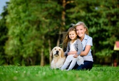 La madre con la hija y Labrador están en la hierba imágenes de archivo libres de regalías La madre con la hija y Labrador están en la hierba imágenes de archivo libres de regalías