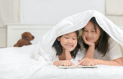 La madre cuenta una historia a su hija foto de archivo libre de regalías La madre cuenta una historia a su hija foto de archivo libre de regalías