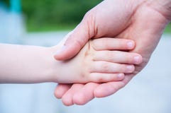 La madre tiene la mano di piccolo bambino Nikon D200 fotografia stock libera da diritti La madre tiene la mano di piccolo bambino Nikon D200 fotografia stock libera da diritti