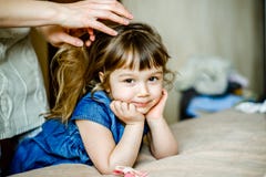 La madre trenza a la niña del pelo imágenes de archivo libres de regalías La madre trenza a la niña del pelo imágenes de archivo libres de regalías