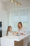 La madre y la hija están uniendo en casa imagenes de archivo La madre y la hija están uniendo en casa imagenes de archivo