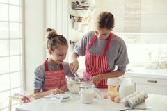 La madre y la hija están cocinando foto de archivo libre de regalías La madre y la hija están cocinando foto de archivo libre de regalías