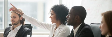 La main africaine d'augmenter de femme posent la question pendant le séminaire à la salle de réunion photos libres de droits La main africaine d'augmenter de femme posent la question pendant le séminaire à la salle de réunion photos libres de droits