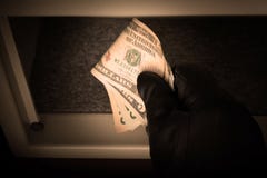 La main d'un homme dans un gant noir tient des factures de dollar US Coffre-fort ouvert en m?tal Le concept de l'argent ?conomisa photo stock La main d'un homme dans un gant noir tient des factures de dollar US Coffre-fort ouvert en m?tal Le concept de l'argent ?conomisa photo stock