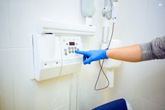 la main du docteur dans les gants bleus appuie sur les boutons sur le scanner dentaire dans le bureau médical photo stock la main du docteur dans les gants bleus appuie sur les boutons sur le scanner dentaire dans le bureau médical photo stock