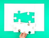 la main femelle met de grands puzzles blancs vides images libres de droits la main femelle met de grands puzzles blancs vides images libres de droits