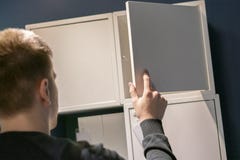 La main haute étroite ouvre la chambre à coucher d'étagère à la maison recherchant les choses f image stock La main haute étroite ouvre la chambre à coucher d'étagère à la maison recherchant les choses f image stock