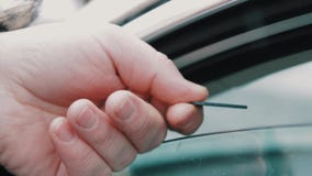 La main masculine donne la carte de mémoire d'écart-type dans la fenêtre de voiture ouverte de cuvette de conducteur de femme banque de vidéos La main masculine donne la carte de mémoire d'écart-type dans la fenêtre de voiture ouverte de cuvette de conducteur de femme banque de vidéos