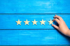 La main met la cinquième étoile Le critique détermine l'estimation du restaurant, hôtel, établissement Marque de qualité overview photos stock La main met la cinquième étoile Le critique détermine l'estimation du restaurant, hôtel, établissement Marque de qualité overview photos stock