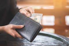 La main tenant la banque des 100 dollars sortent du portefeuille images libres de droits La main tenant la banque des 100 dollars sortent du portefeuille images libres de droits