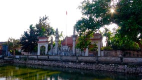 La maison de la route héréditaire de culte sous le soleil d'après-midi image libre de droits La maison de la route héréditaire de culte sous le soleil d'après-midi image libre de droits