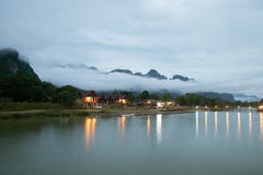 La maison est au beau milieu de nature Rêve de beaucoup de personnes Montagne, brouillard, rivière photo stock La maison est au beau milieu de nature Rêve de beaucoup de personnes Montagne, brouillard, rivière photo stock