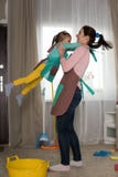 La maman et la fille nettoient dans l'appartement Photographie stock libre de droits La maman et la fille nettoient dans l'appartement Photographie stock libre de droits