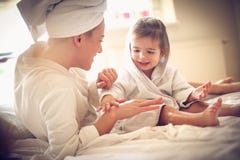 La maman peut j'appliquer la lotion de corps sur votre main Petite ballerine photographie stock La maman peut j'appliquer la lotion de corps sur votre main Petite ballerine photographie stock