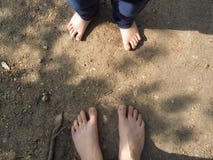 La mamma e la figlia stanno camminando lungo il percorso fotografia stock libera da diritti La mamma e la figlia stanno camminando lungo il percorso fotografia stock libera da diritti