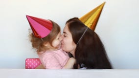 La mamma felice si congratula il bambino sulla festa di compleanno Generi ed il suo abbraccio della figlia, baci ed esprima l'amo stock footage La mamma felice si congratula il bambino sulla festa di compleanno Generi ed il suo abbraccio della figlia, baci ed esprima l'amo stock footage