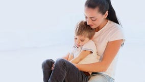 La mamma stringe a sé il giovane figlio che gioca con l'amore video d archivio La mamma stringe a sé il giovane figlio che gioca con l'amore video d archivio
