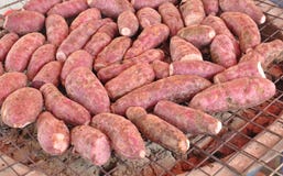La mandioca asada en la parrilla, parrilla está en la estufa que encienden por el carbón de leña foto de archivo libre de regalías La mandioca asada en la parrilla, parrilla está en la estufa que encienden por el carbón de leña foto de archivo libre de regalías