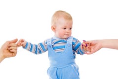 La mano de los padres detiene a un pequeño niño imagenes de archivo La mano de los padres detiene a un pequeño niño imagenes de archivo