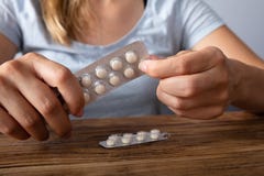La mano de la mujer que toma la medicina foto de archivo La mano de la mujer que toma la medicina foto de archivo