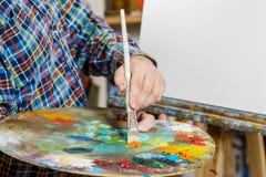 la mano de un hombre con un cepillo en la lona arte, creatividad, h foto de archivo la mano de un hombre con un cepillo en la lona arte, creatividad, h foto de archivo